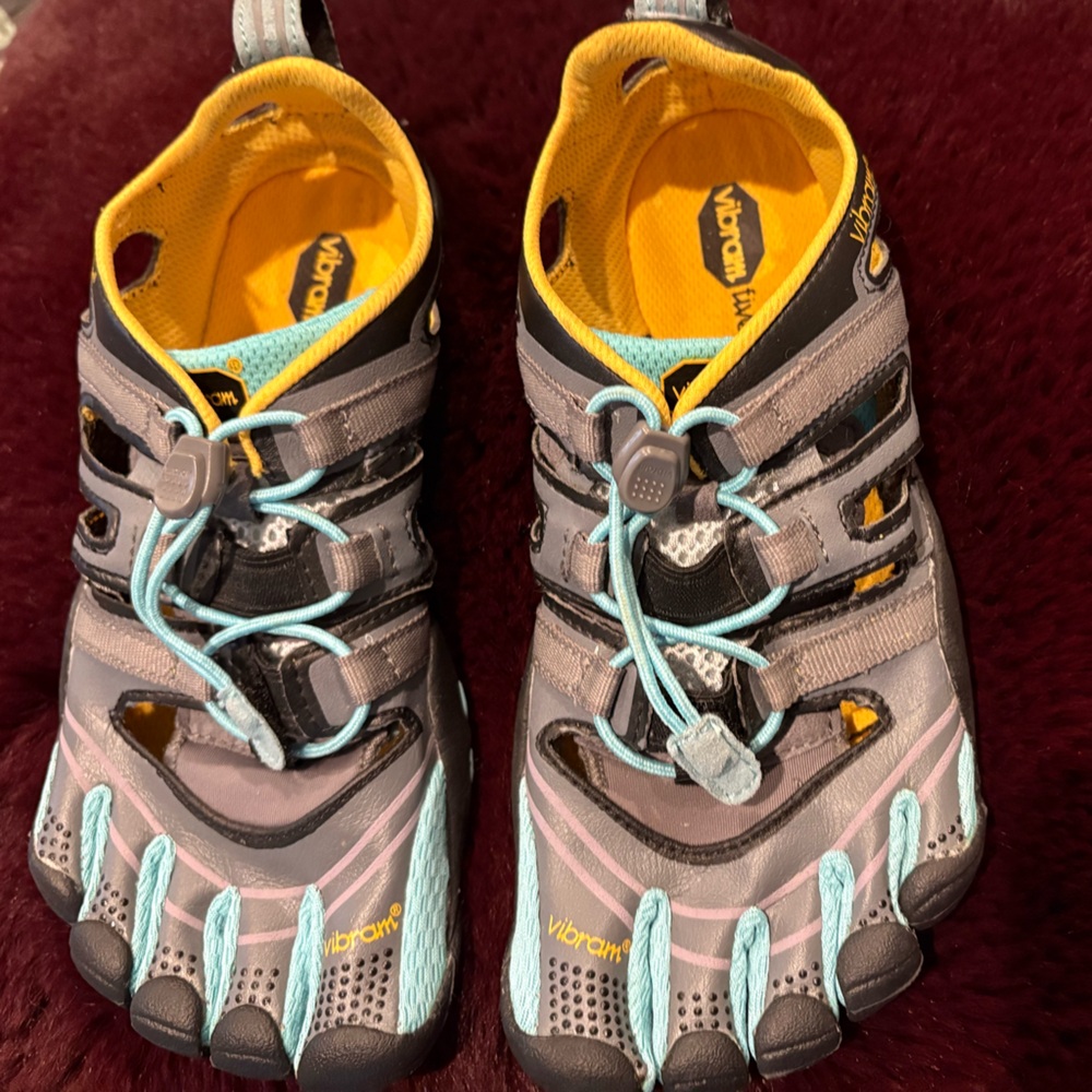 women’s Vibram fivefingers size 38 (7) NWOT